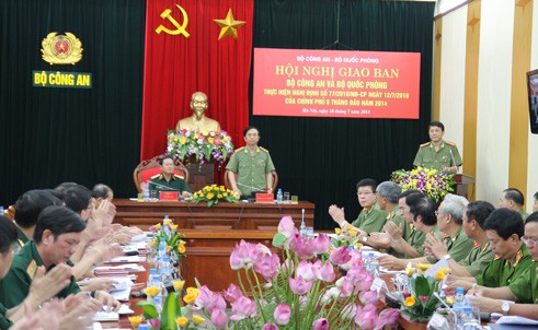 Army and police force tighten cooperation to ensure political and social stability - ảnh 1